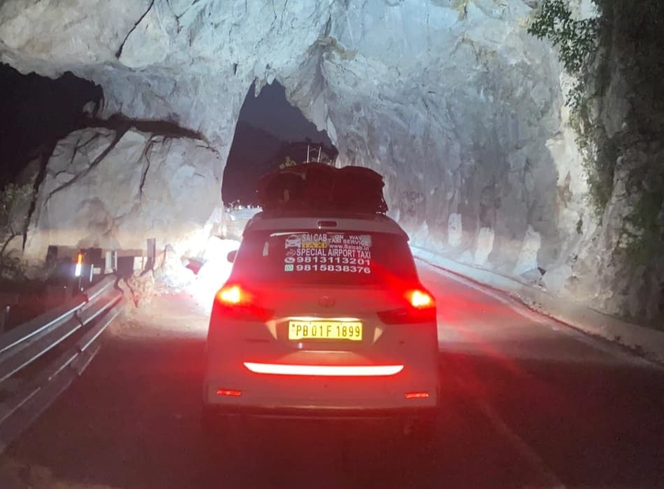 Taxi service in dera Bassi
